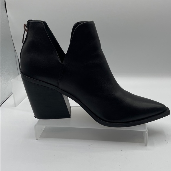 Steve Madden Alyse Black Leather Boots, back zipper, deep side V, size 9.5 M NEW - Picture 2 of 8